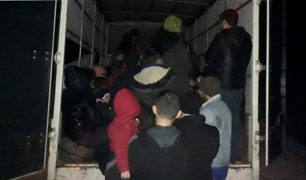Çanakkale’de durdurulan kamyonetten 65 mülteci çıktı 