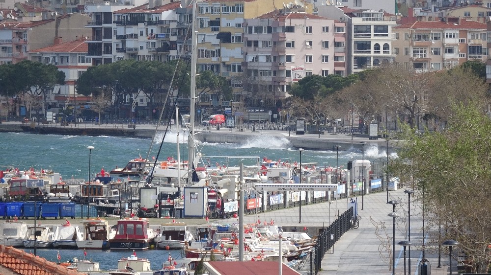 Çanakkale’de feribot seferlerine fırtına engeli 