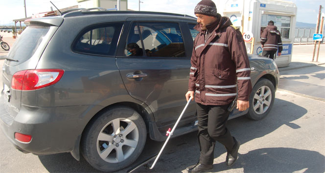 Çanakkale'de feribotlara binen araçlara bomba araması