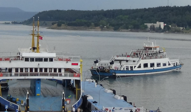 Çanakkale'de fırtına feribot seferlerini vurdu