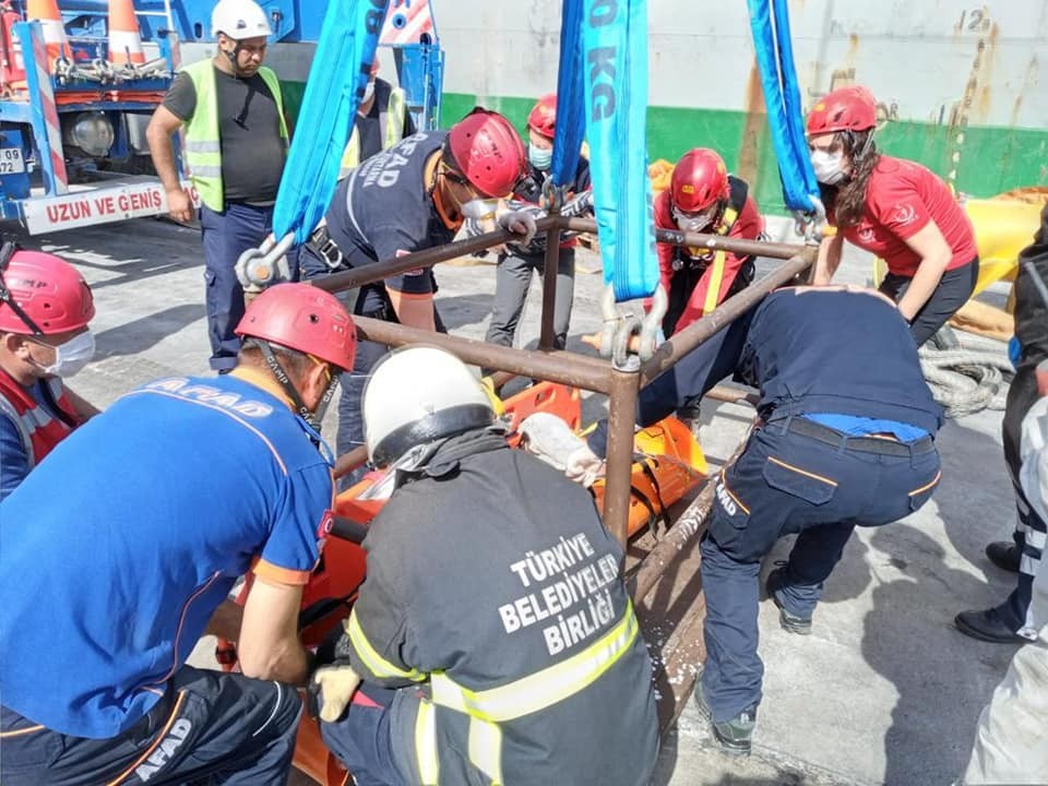 Çanakkale’de gemi ambarına düşen gemi adamı yaralandı 