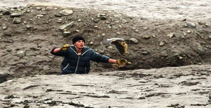 Çanakkale'de gölet çekilince balıkları elleriyle tuttular