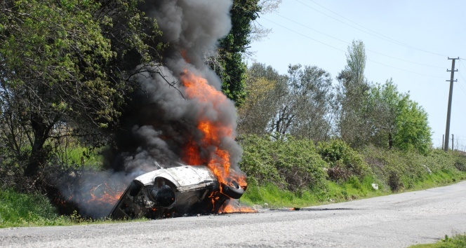 Çanakkale'de hareket halindeki otomobil alev aldı