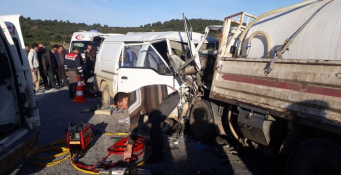 Çanakkale'de işçi minibüsü ile kamyonet çarpıştı: 1 ölü, 9 yaralı