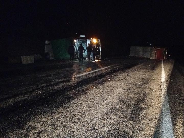 Çanakkale'de itfaiye aracı, yardım için gittiği tıra çarptı: 1'i ağır 2 yaralı