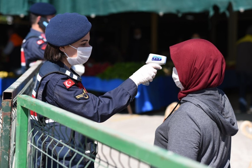 Çanakkale’de jandarma ekipleri maske dağıttı 
