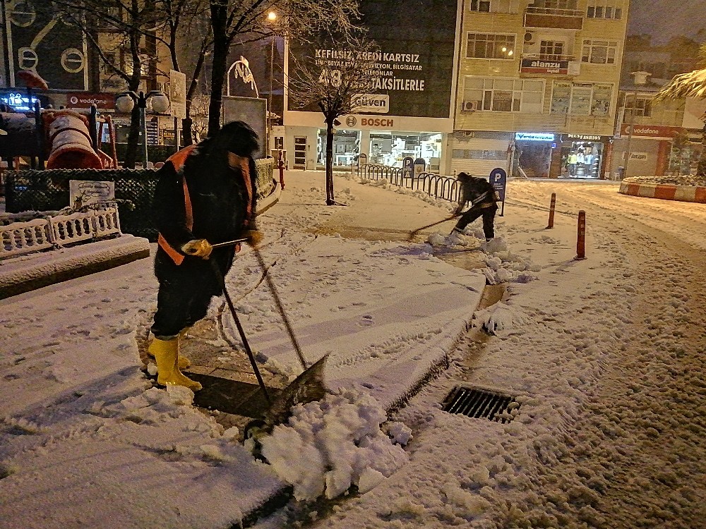 Çanakkale’de kar okulları tatil ettirdi 