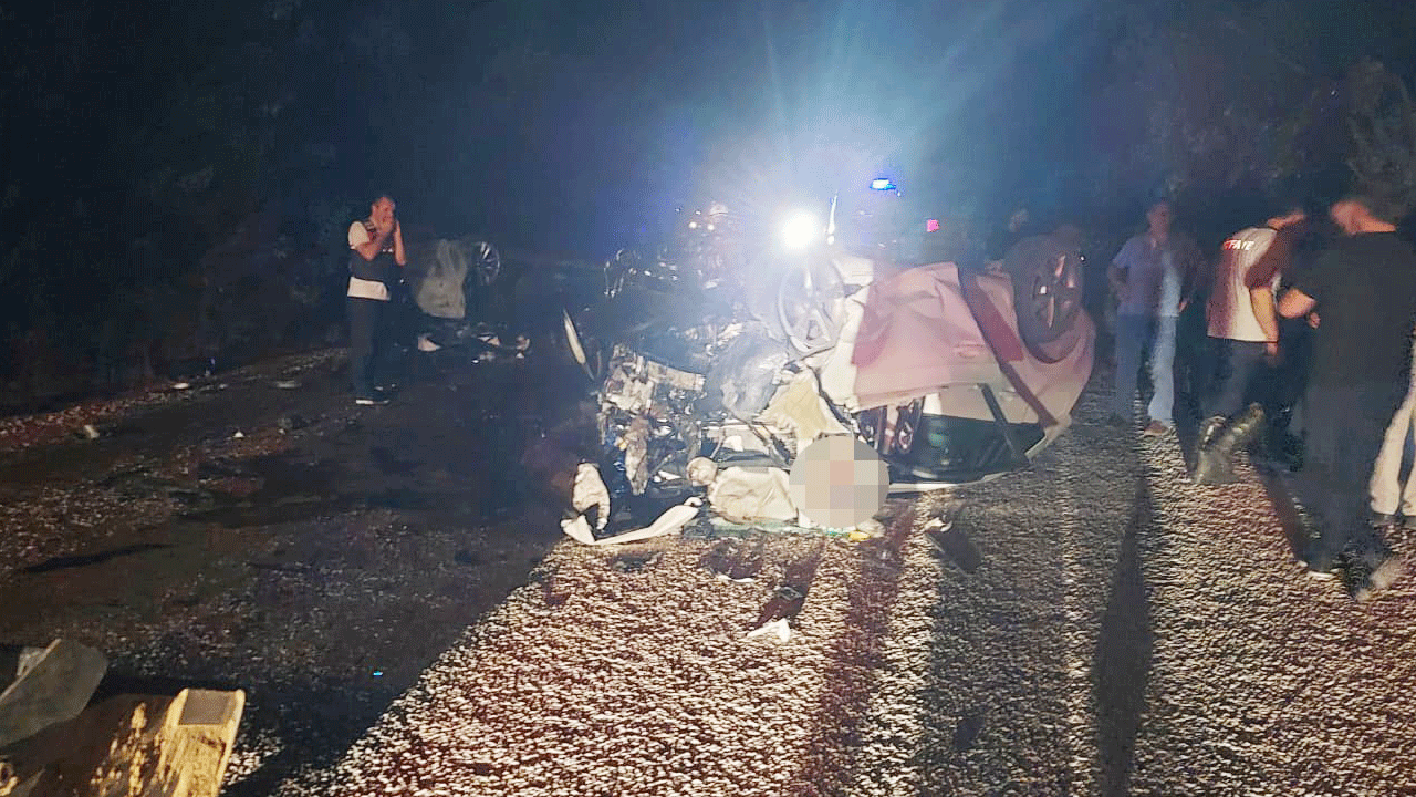 Çanakkale'de katliam gibi kaza: 2 araç kafa kafaya çarpıştı, 6 kişi öldü