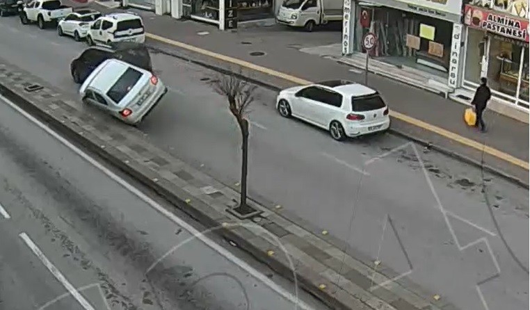 Çanakkale’de kaza anı mobese kamerasına yansıdı 