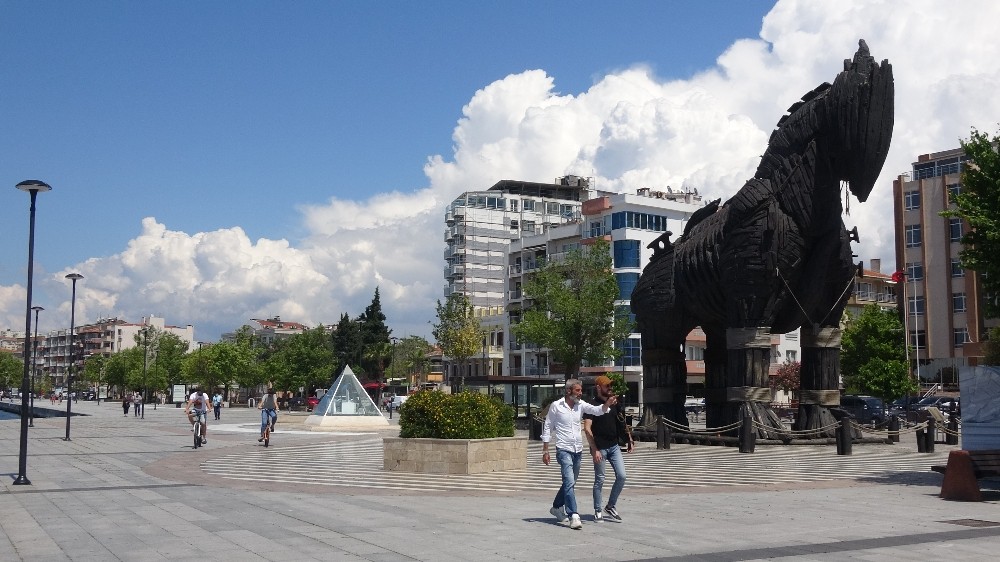 Çanakkale’de kordon boyu açıldı, sosyal mesafe ilk günden hiçe sayıldı 