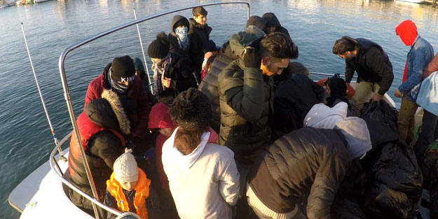 Çanakkale’de lastik botta 36 kaçak göçmen yakalandı