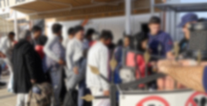 Çanakkale'de lastik botta 37 kaçak enselendi