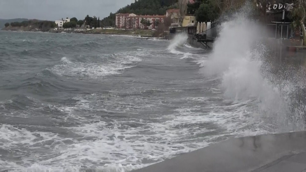 Çanakkale’de lodos fırtınası deniz ulaşımını olumsuz etkiliyor 