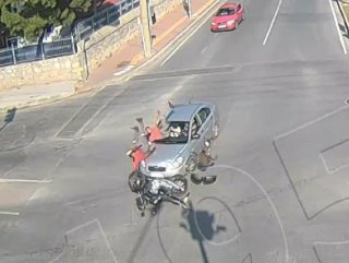 Çanakkale'de motosiklet ile otomobil çarpıştı: 2 yaralı