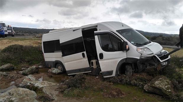 Çanakkale'de mülteci minibüsü devrildi: 5 yaralı