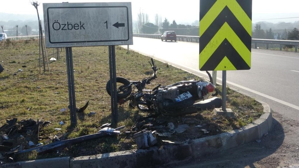 Çanakkale’de otomobil motosikletle çarpıştı: 1 ölü, 2 yaralı 