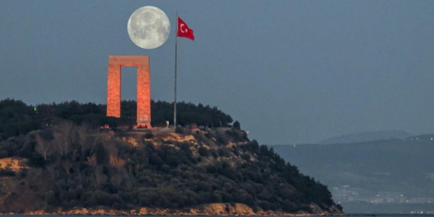 Şehitlik Abidesi ve dolunayın buluşma anı mest etti