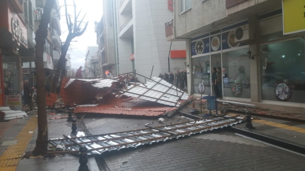 Çanakkale’de şiddetli fırtına apartmanın çatısını uçurdu 
