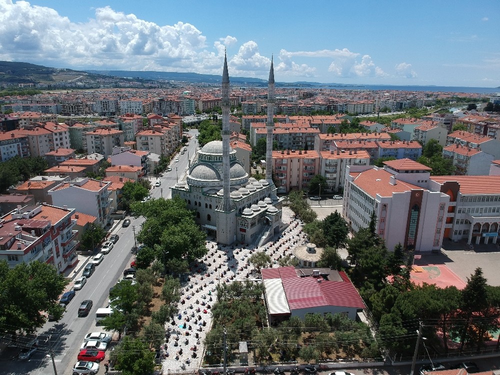 Çanakkale’de sosyal mesafeli ilk cuma namazı kılındı 