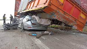 Çanakkale’de TIR’ın altına giren otomobilin sürücüsü hayatını kaybetti