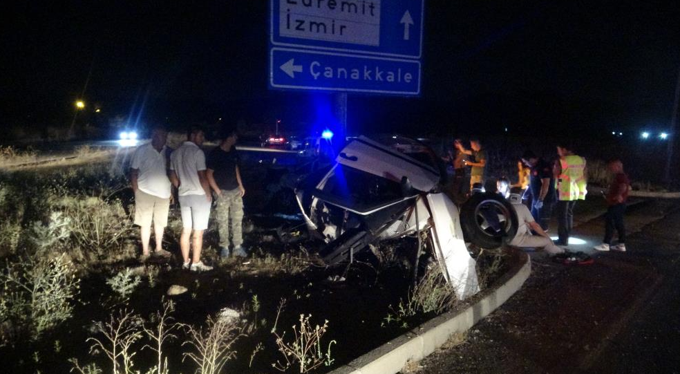 Çanakkale'de trafik kazası 1'i ağır 3 yaralı