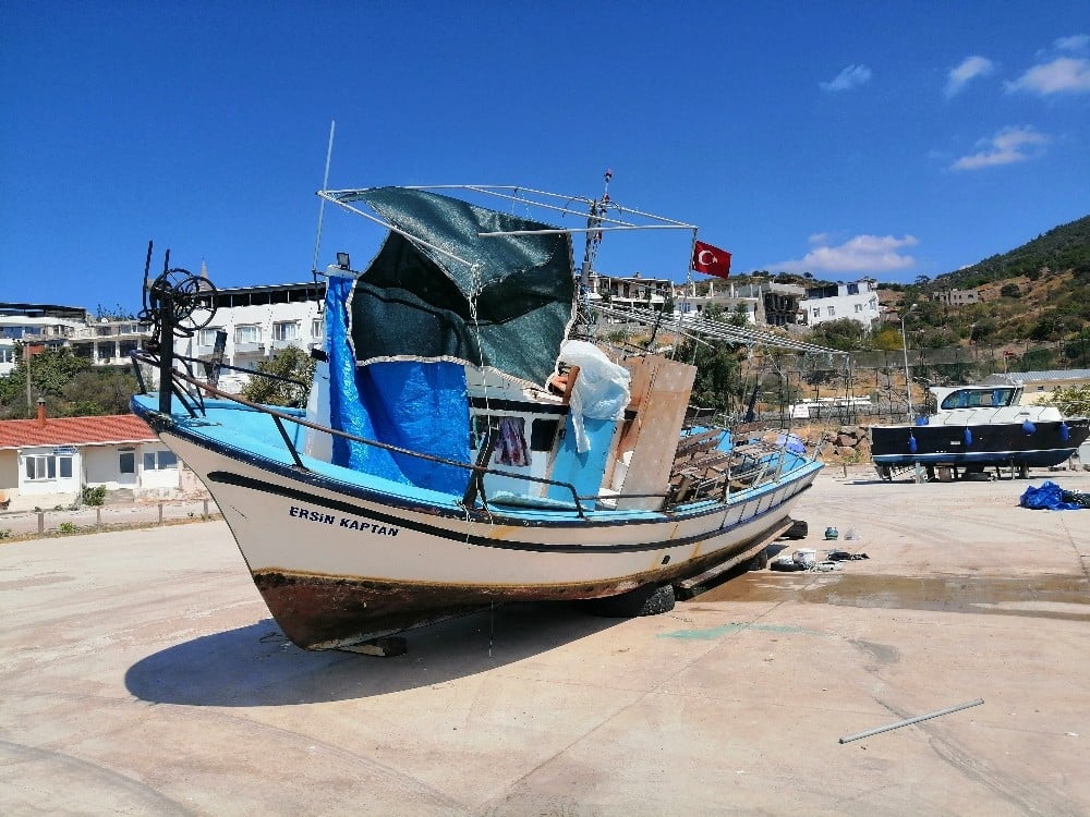 Çanakkale’de trol teknesinin çarptığı teknedeki 10 kişi ölümden döndü 
