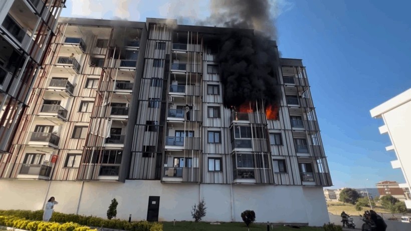 Çanakkale’de yangın dehşeti! Sitede mahsur kalanlar camdan yardım bekledi