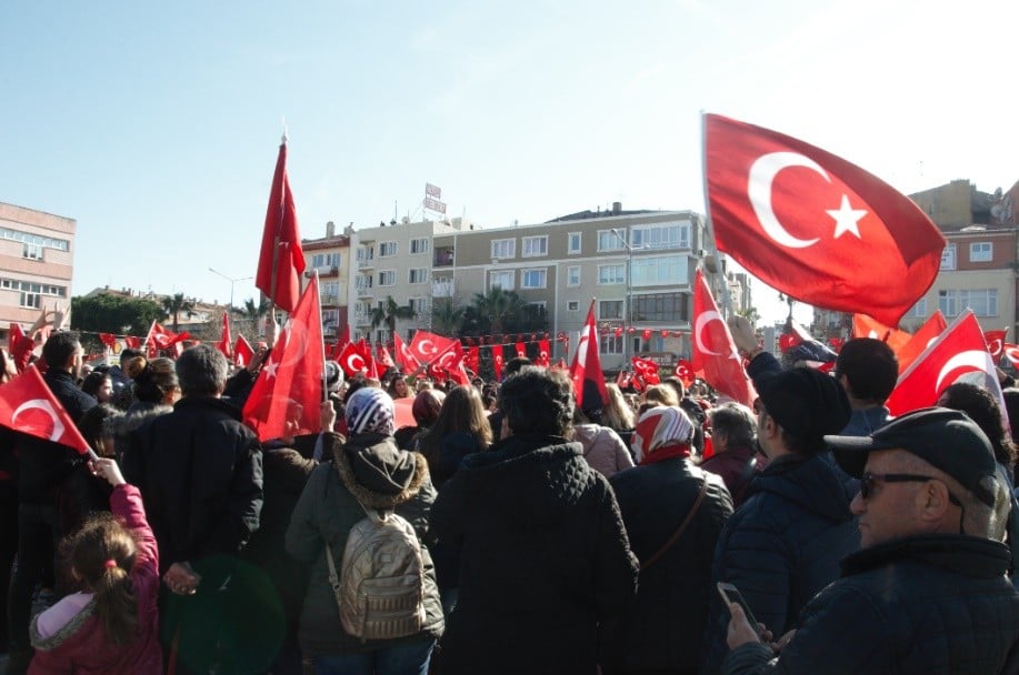 Çanakkale’de yüzlerce kişi şehitler için düzenlenen bayrak yürüyüşüne katıldı 
