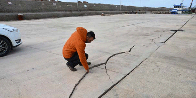 Çanakkale’den korkutan fotoğraflar… Yarıklar oluştu saatler geçtikçe… Tehlike büyük!