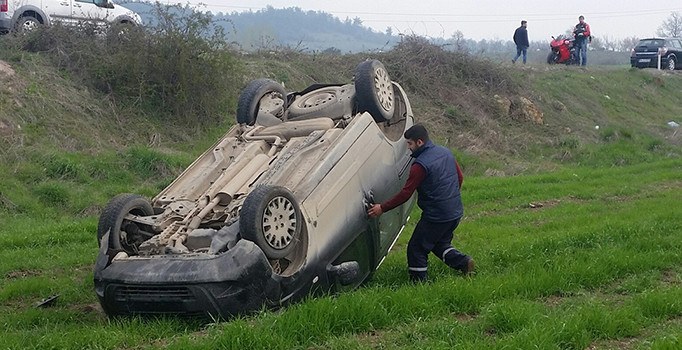 Çanakkale'e kamyonet buğday tarlasına devrildi: 1 yaralı