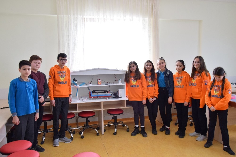 Çanakkaleli öğrenciler, kendi enerjisini üreten bir temizlik makinesi için kolları sıvadı 