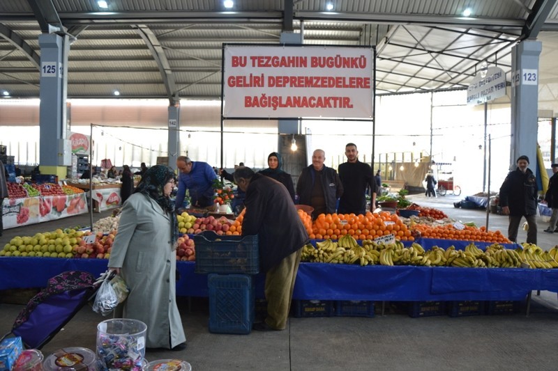 Çanakkaleli pazarcı, geliri depremzedelere bağışladı 