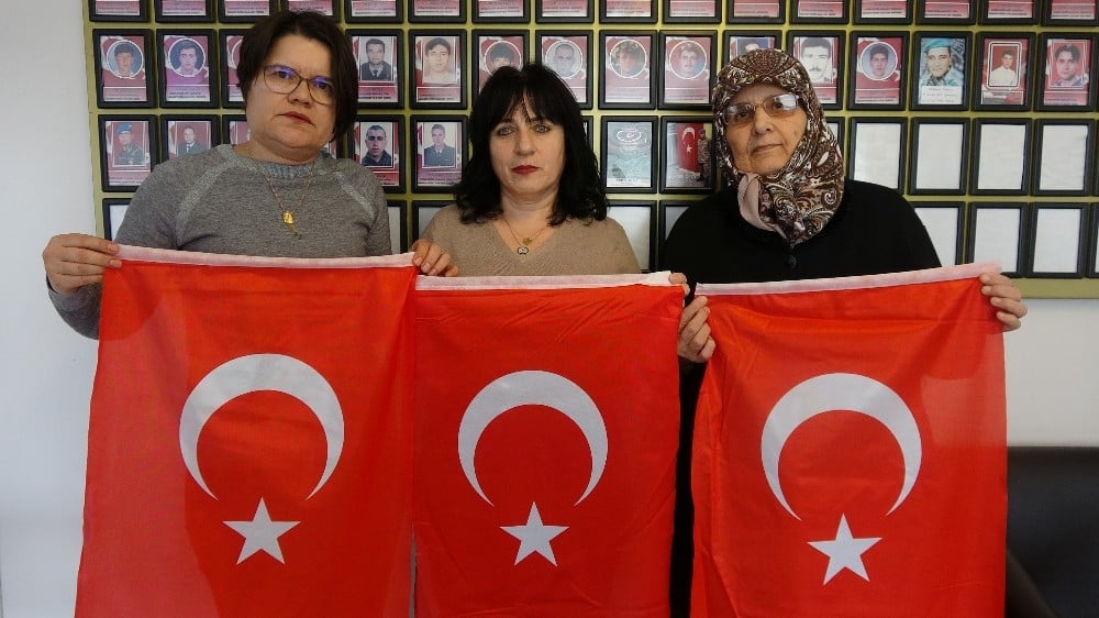 Çanakkaleli şehit ailelerinden Demirtaş’ın tiyatro oyununa giden isimlere sert tepki 
