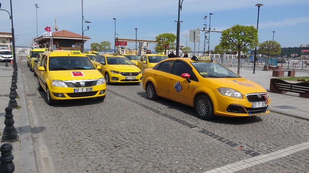 Çanakkaleli taksicilerden konvoylu 23 Nisan kutlaması 