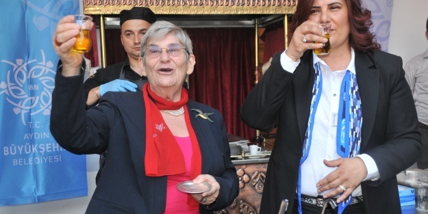 Canan Karatay 'Anne sütü gidi' deyip bardak bardak içti