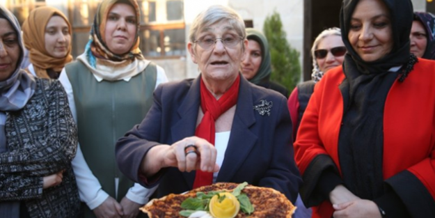 Canan Karatay: Kilo aldırmıyor, doya doya yiyin