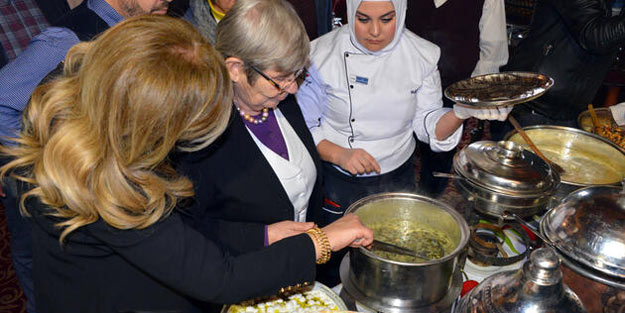 Canan Karatay'a gribe karşı tavsiye etmişti! Davul zurna ile 5 bin kişiye dağıtıldı