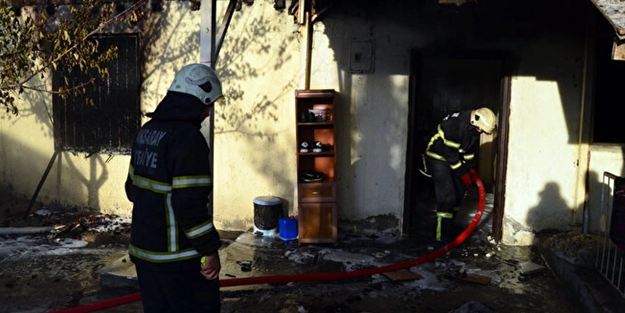 Canavarlaşan toplum: Annesi ile 2 kardeşini rehin alıp, evi ateşe verdi!