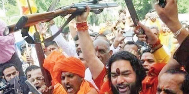 Canavarlaşmış Hindu çeteleri İslam medresesini bastı!