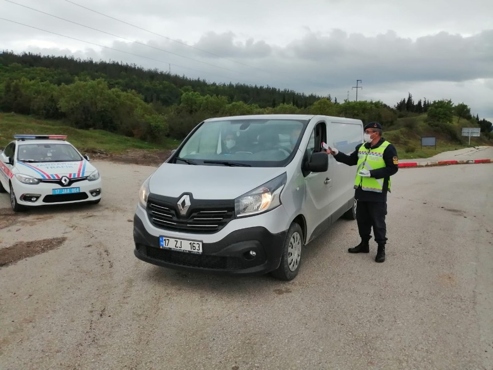 Çan’da trafik haftası nedeniyle jandarmadan sürücülere anlamlı broşür 