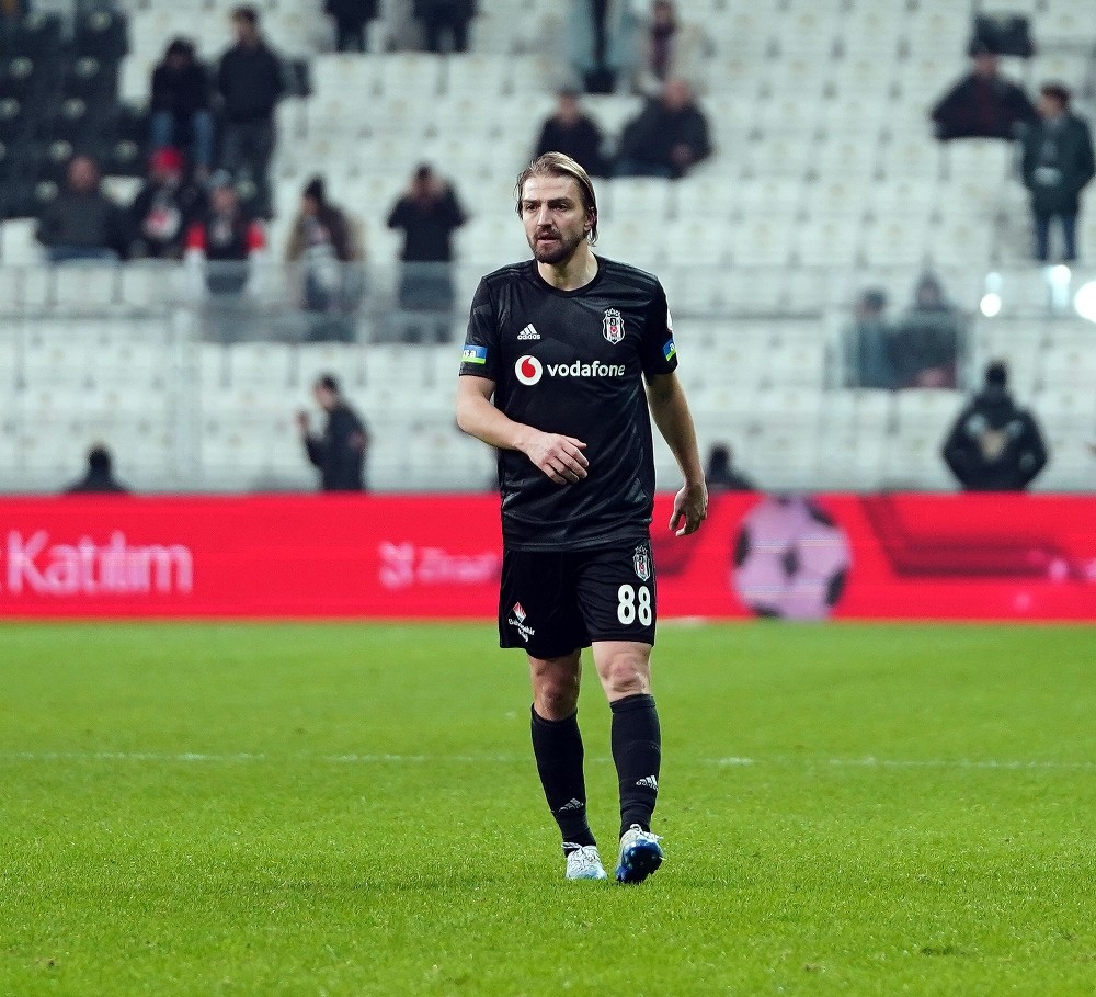 Caner Erkin, korona virüs testinin pozitif çıktığı iddialarını yalanladı 