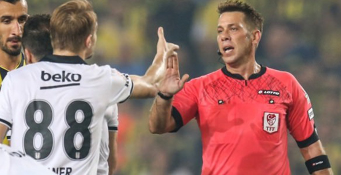 Caner maçtan sonra kırmızı kart gördü