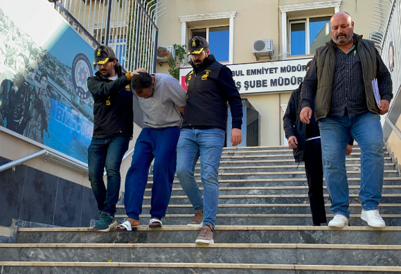 Cani adam eşini tornavidayla öldürdü!