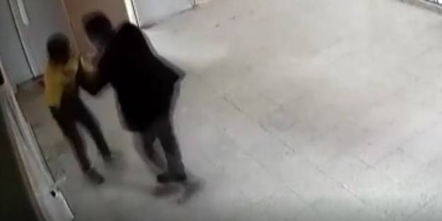 Cani öğretmenden minik öğrenciye dayak! Skandal görüntüler kamerada