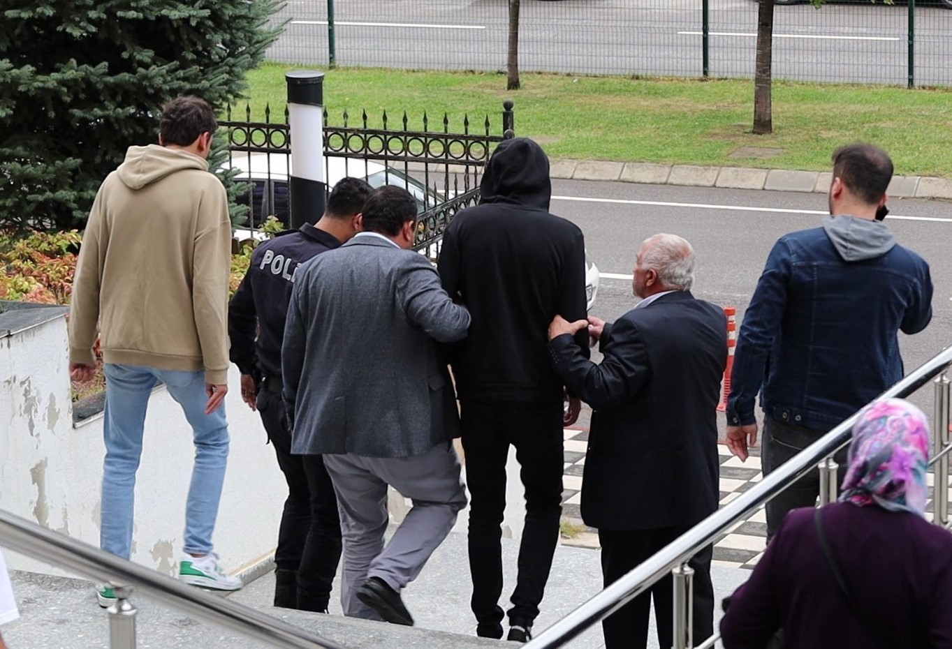 Canice katledilen Ayşegül’ün duruşması savaş alanına döndü