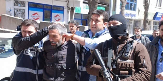 Canilik! Beşiğinde uyuyan bebeği sopayla öldürdü