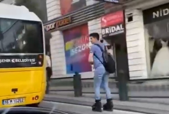 Canını bile bile tehlikeye attı! Patenli gencin akılalmaz cesareti