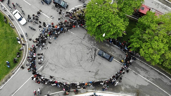 Canını hiçe saydı! Drift atan aracın üzerine atladı