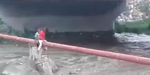 Canını hiçe sayıp, nehir üstünde mahsur kalan çocuğu kurtardı