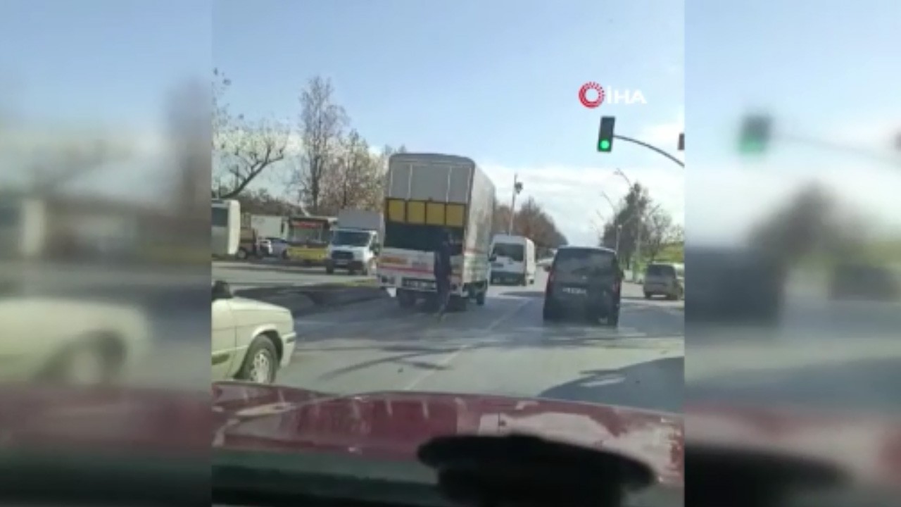 Canının kıymeti yok! Patenli gencin tehlikeli yolculuğu kamerada